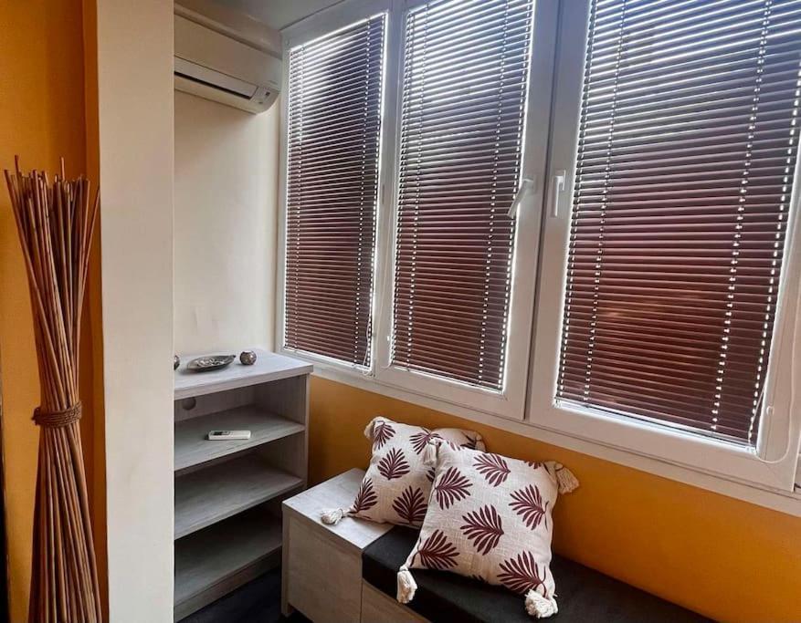 Cozy 2Br Oasis In Central Burgas Exteriör bild
